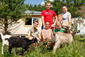 Семейная съёмка с ручными животными на живописной территории